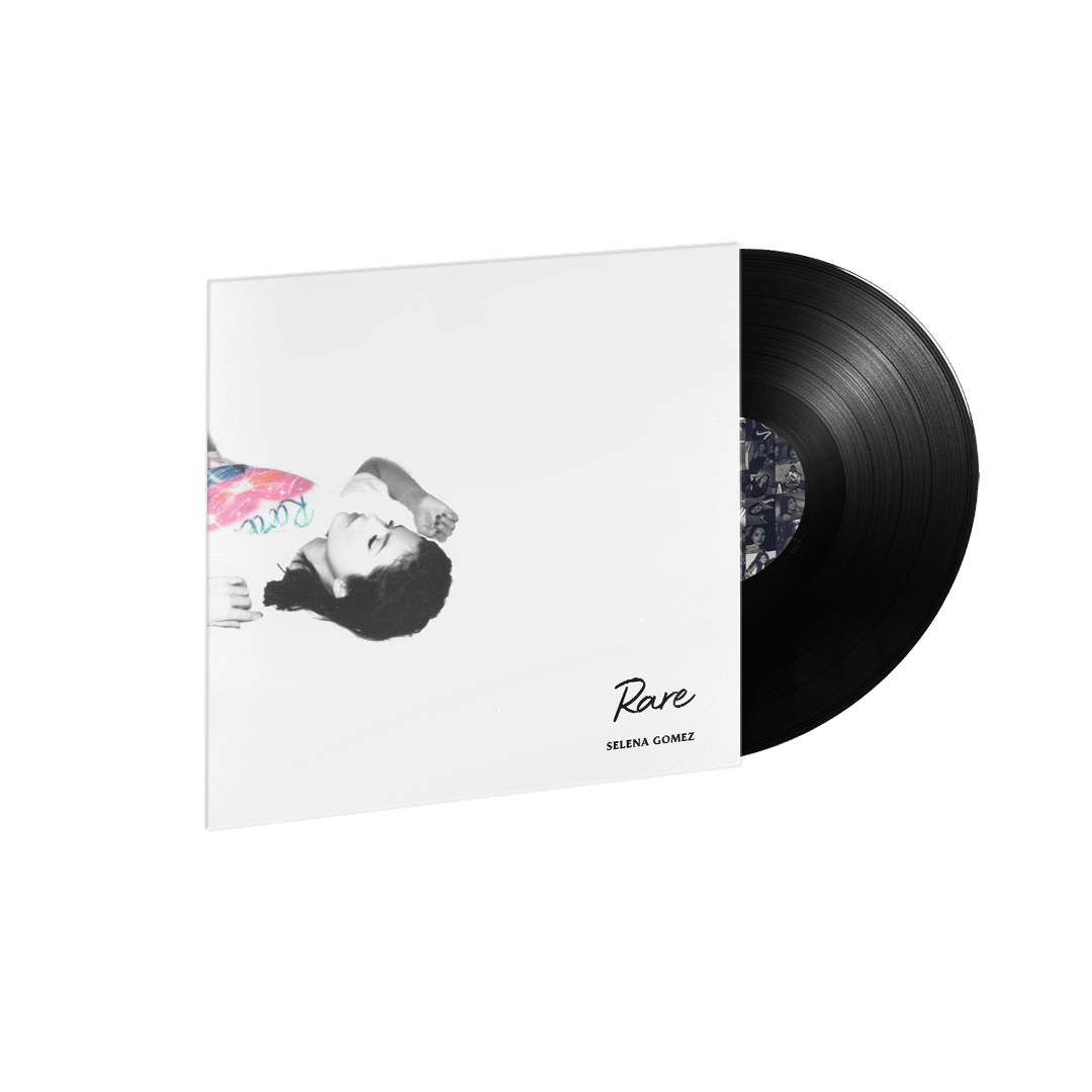 Eine Vinyl-Schallplatte und das Albumcover des Albums 'Rare' von Selena Gomez liegen auf einer weißen Oberfläche.