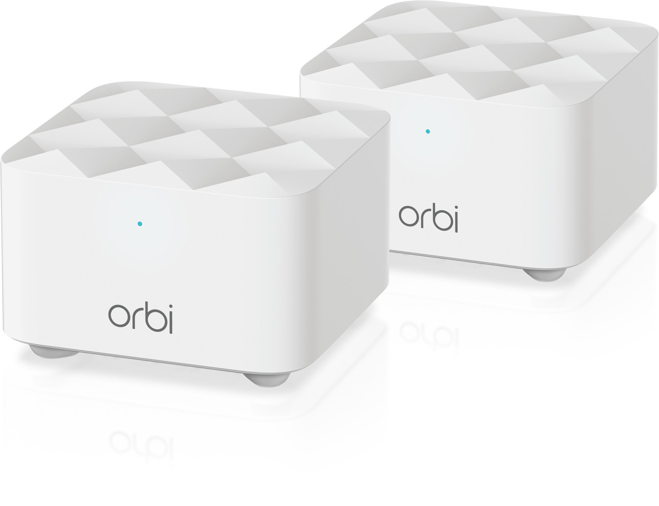 Zwei weiße Orbi Mesh WLAN-Router. Das Orbi-Logo ist auf der Vorderseite jedes Geräts sichtbar.