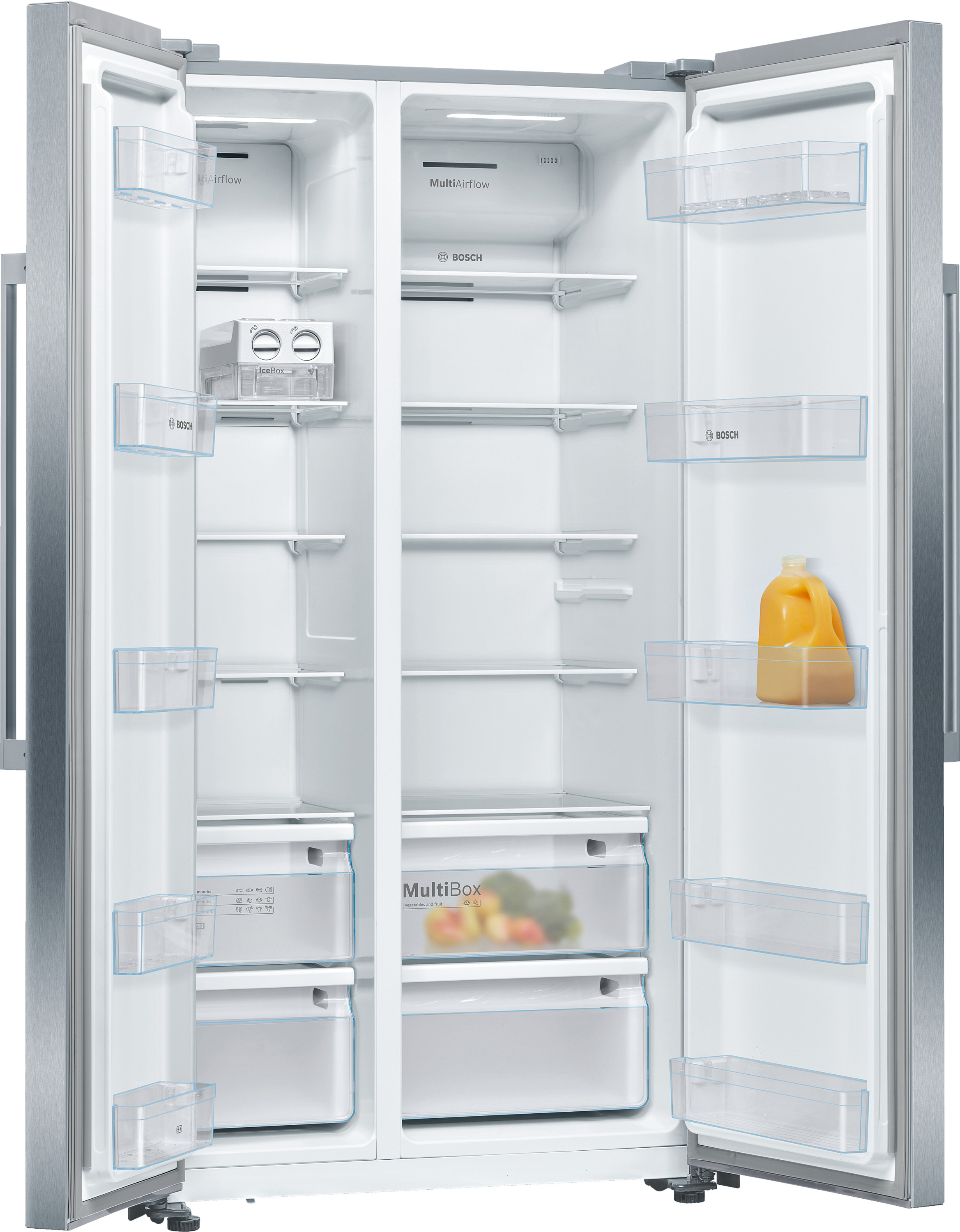 Ein Kühlschrank mit geöffneten Türen. Im Inneren befinden sich Regale, Schubladen und Saft.