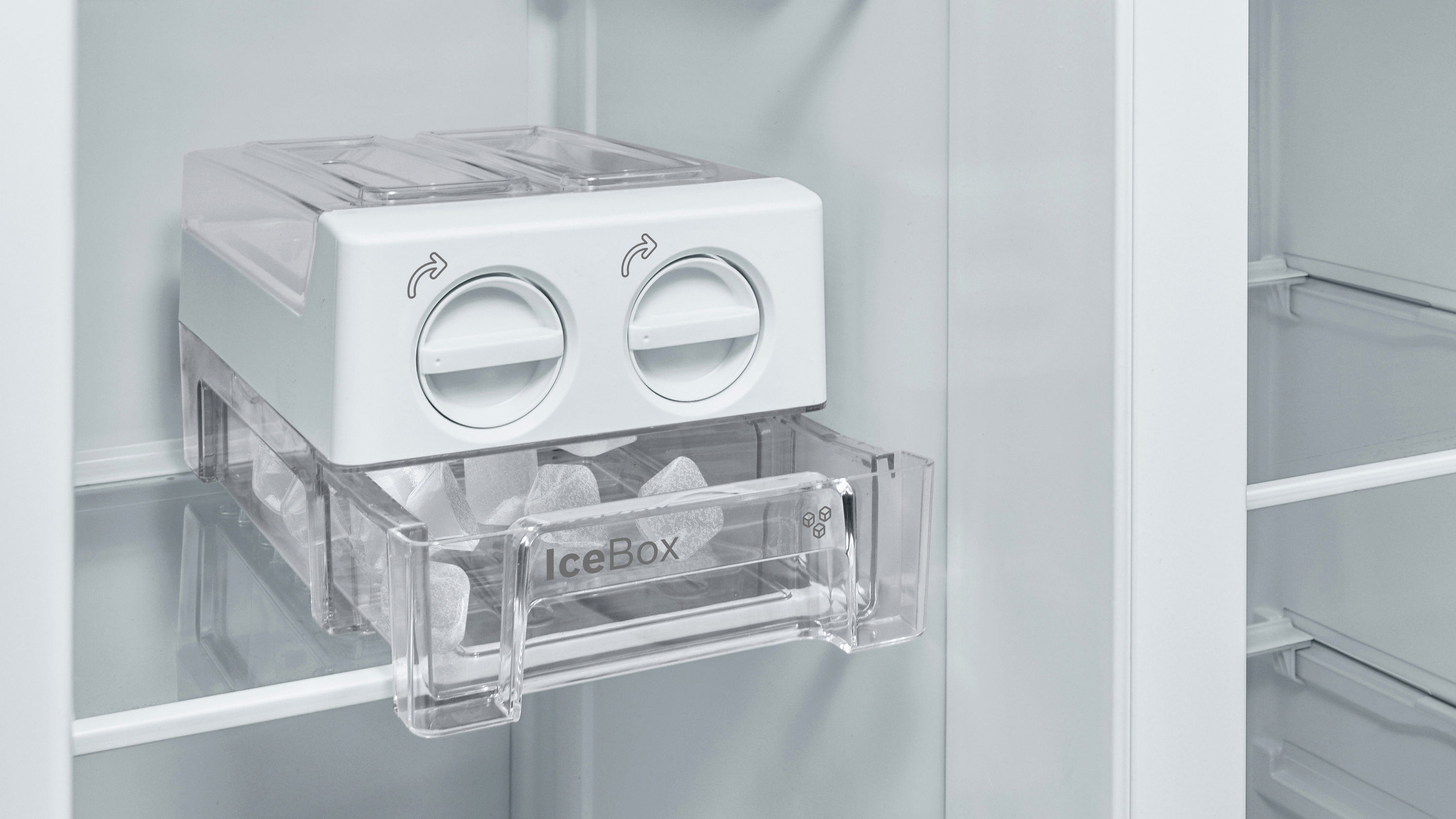 Eine Eiswürfelschublade in einem Kühlschrank, gefüllt mit Eiswürfeln.