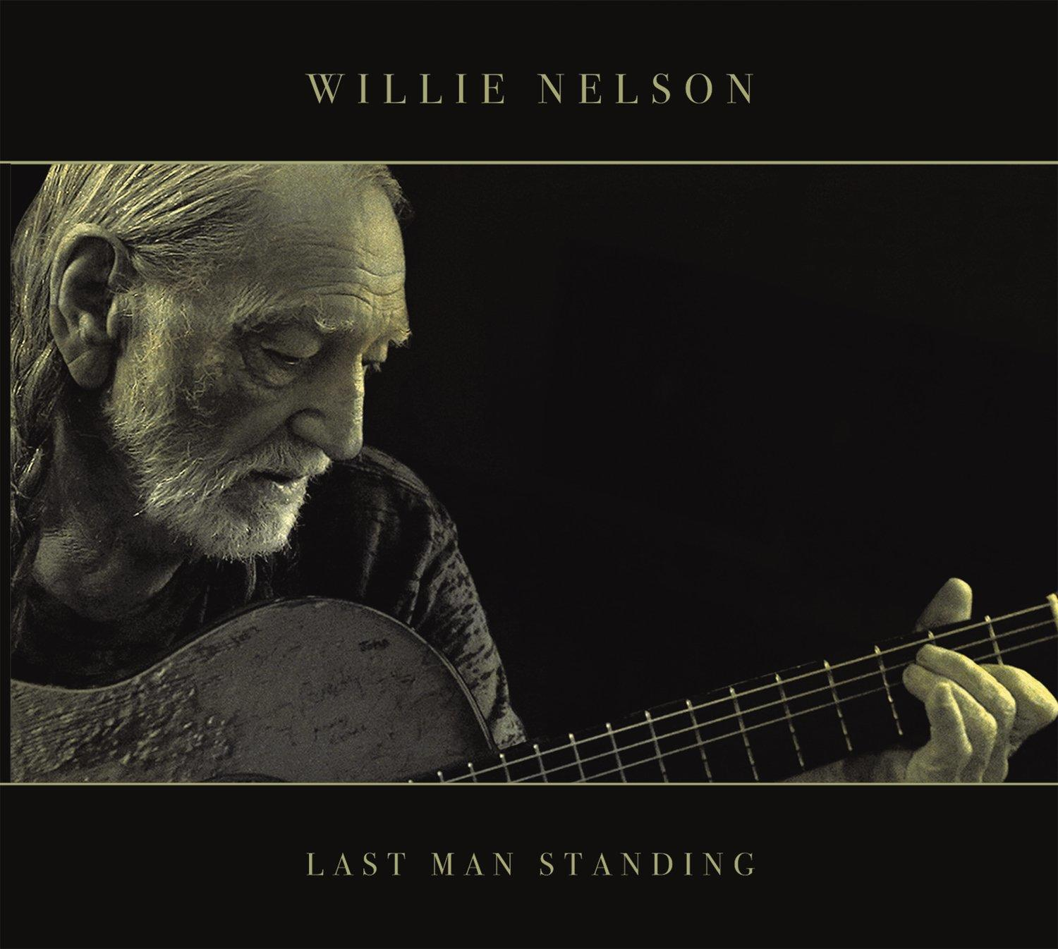 Willie Nelson spielt Gitarre, in einem schwarz-gelb getönten Bild. Text: 'Willie Nelson' und 'Last Man Standing'.