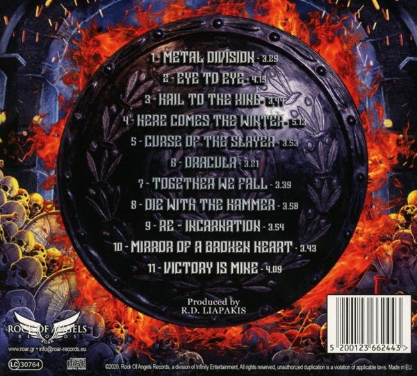 Albumcover eines Metal-Musikalbums, mit einem Schild, umgeben von Flammen, und Titelliste.