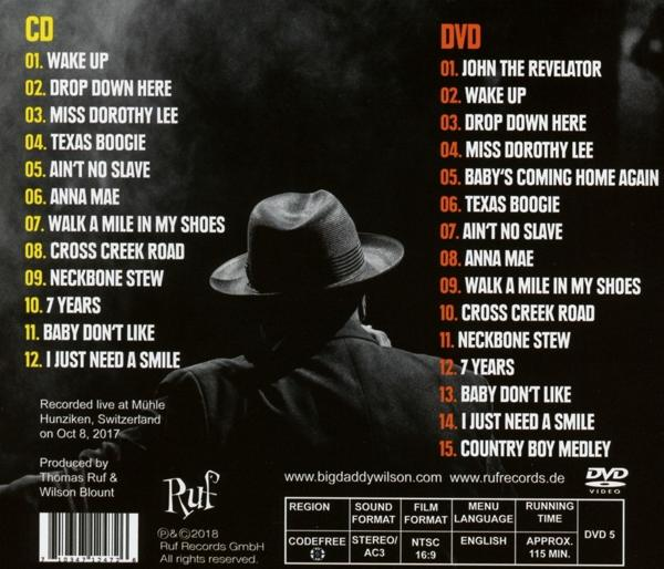 CD- und DVD-Trackliste. Mann mit Hut-Silhouette am unteren Bildrand.