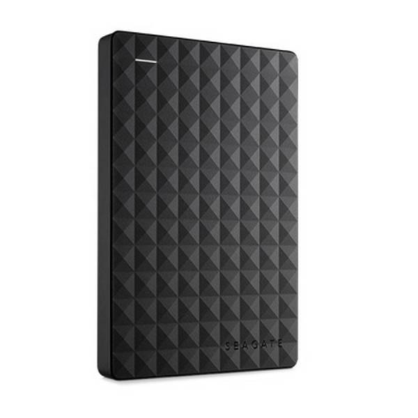 Un disco duro externo Seagate negro con un patrón de diamantes sobre un fondo blanco.