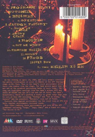DVD tok hátulja szöveggel és egy dallaslistával. Gyertyák a háttérben.