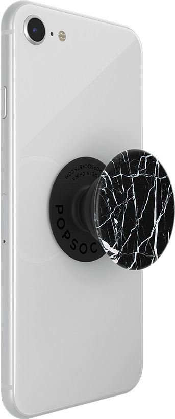 Weißes iPhone mit einem schwarz-weißen Marmor-PopSocket. Weißer Hintergrund.