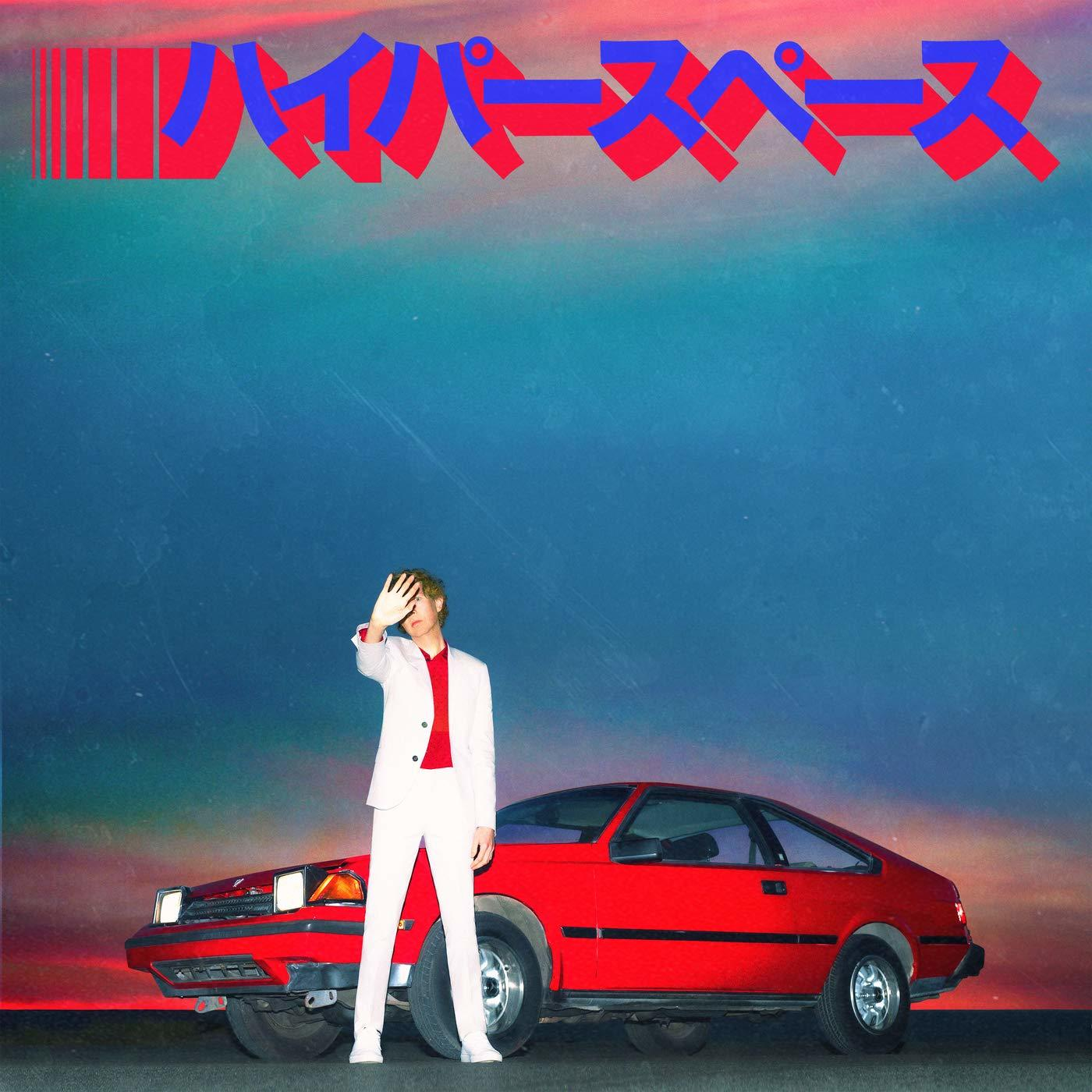 Mann vor rotem Auto, bedeckt Augen. Japanischer Text oben. Hintergrund: Sonnenuntergang.