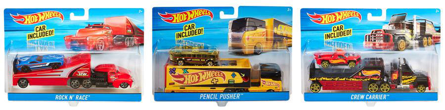Drei Hot Wheels LKW- und Auto-Sets in ihrer Verpackung. Sie haben farbenfrohe Designs.