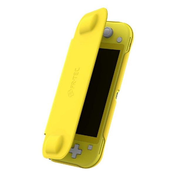 Nintendo Switch Lite amarillo con funda, abierto, sobre superficie blanca.