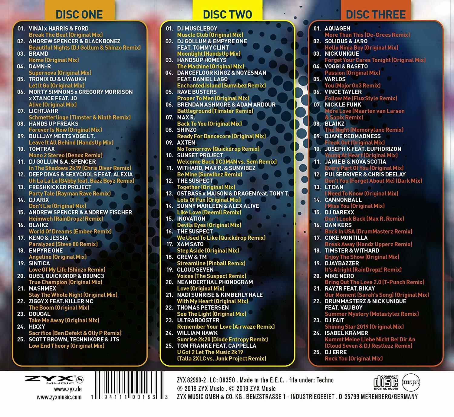 CD-Album mit drei Discs. Das Cover zeigt Text und eine Liste von Songs.