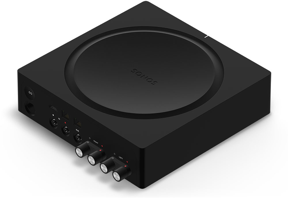 Fekete Sonos hangrendszer. Kerek teteje van, a Sonos logóval. Bejáratok vannak a hátulján.