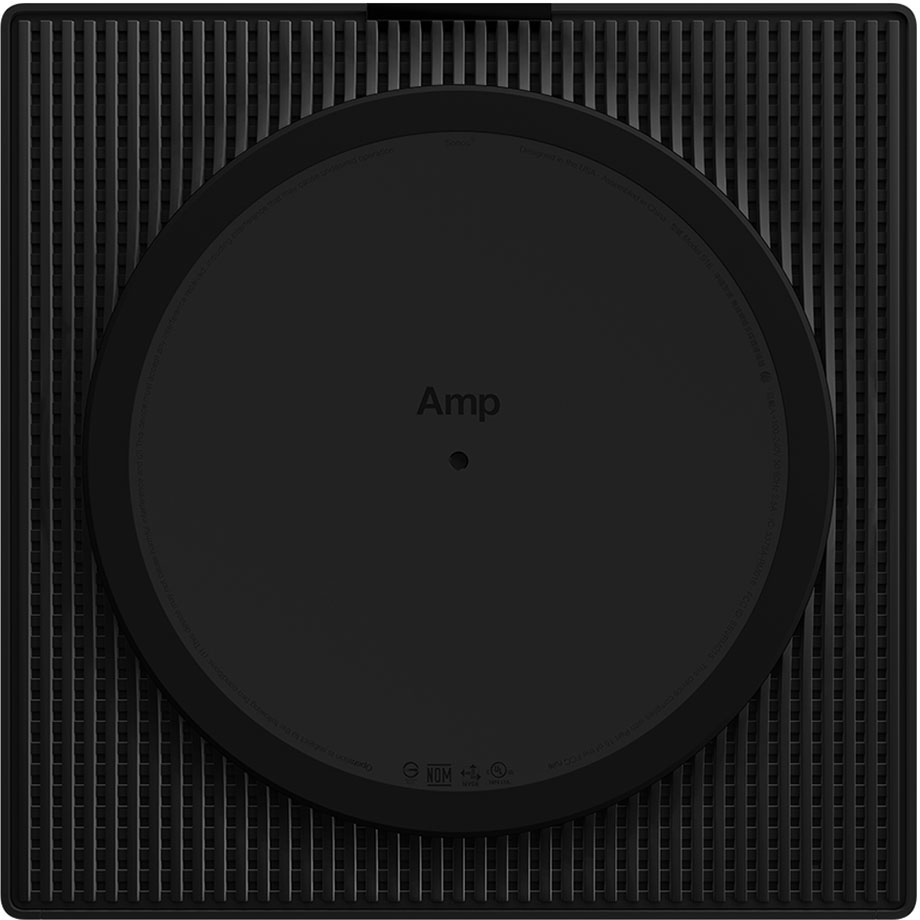 Fekete audio erősítő kör alakú kialakítással. Az 'Amp' szó a közepén. Négyzet alakú keret.