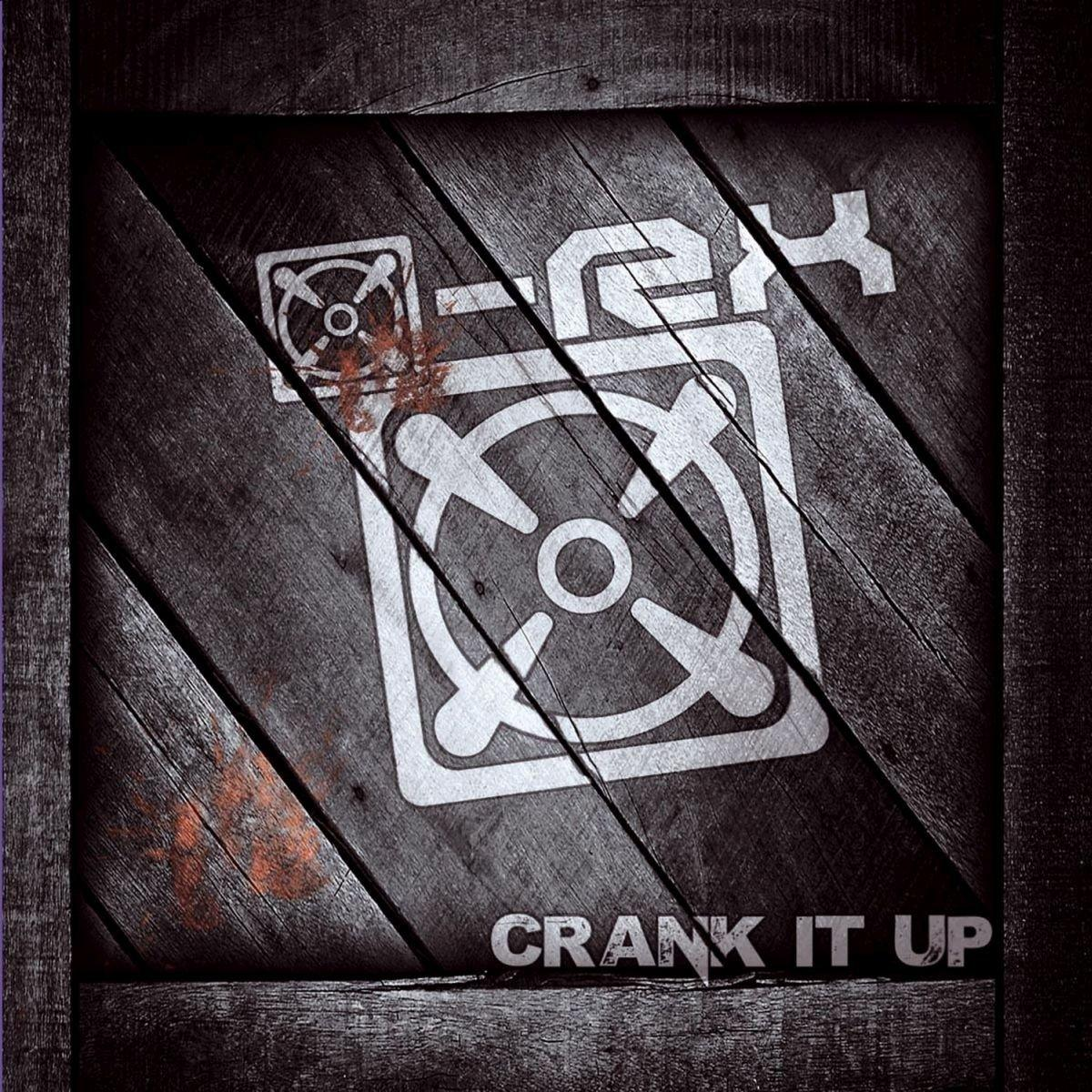 Eine Holzkiste mit einer weißen Grafik eines Lüfters und den Worten "CRANK IT UP".