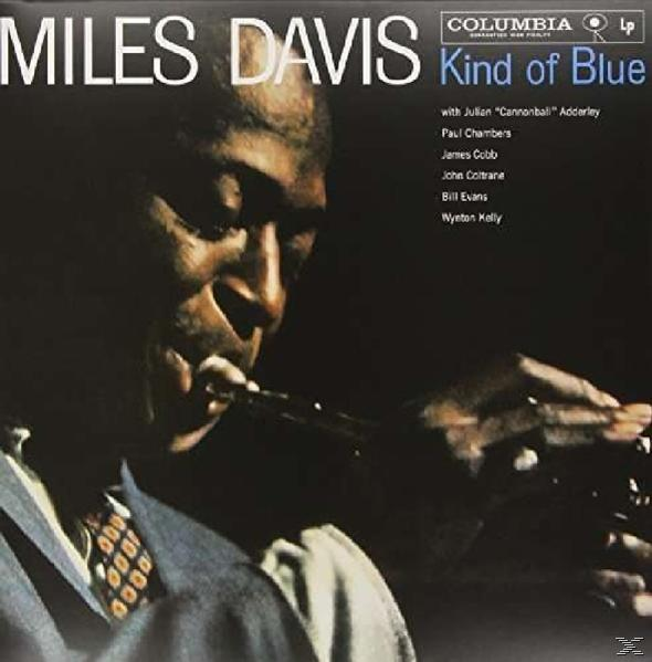 Miles Davis album borítója. Egy férfi trombitál fekete-fehérben. Szöveg: Kind of Blue.