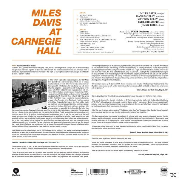 Miles Davis album borítója a Carnegie Hallban, szöveggel és zenészek fotójával.