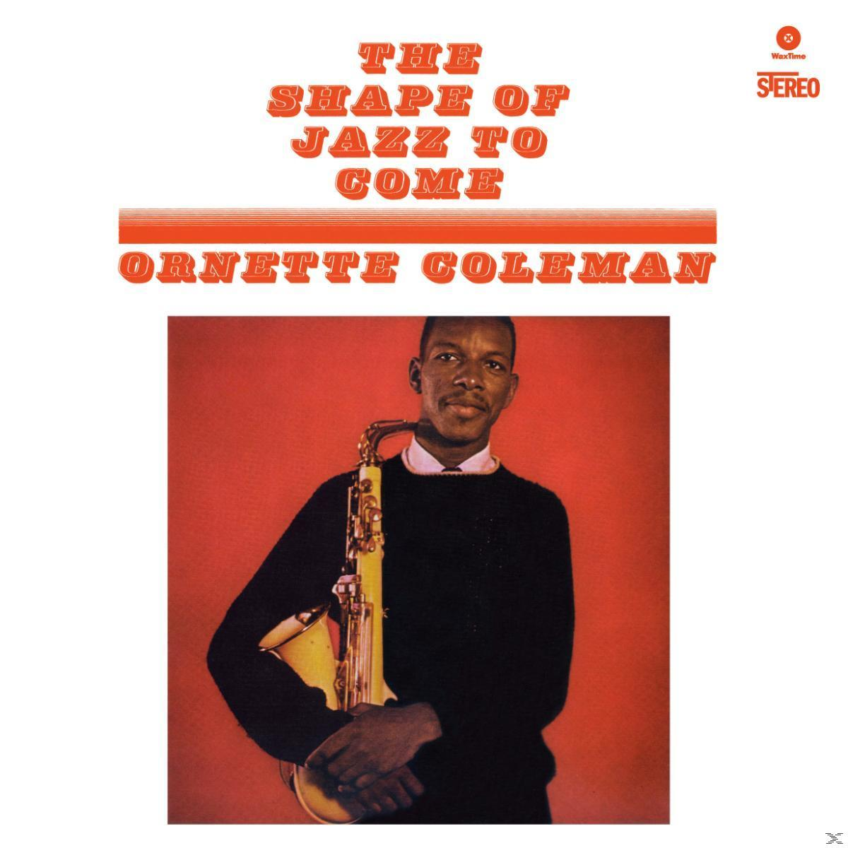 The Shape of Jazz to Come album borító. Szaxofonos férfi piros háttéren, fehér szöveggel.