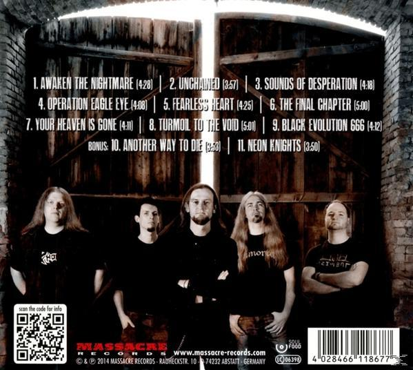 CD-Cover: Bandmitglieder. Album-Trackliste auf der Rückseite. Dunkle Innenaufnahme.