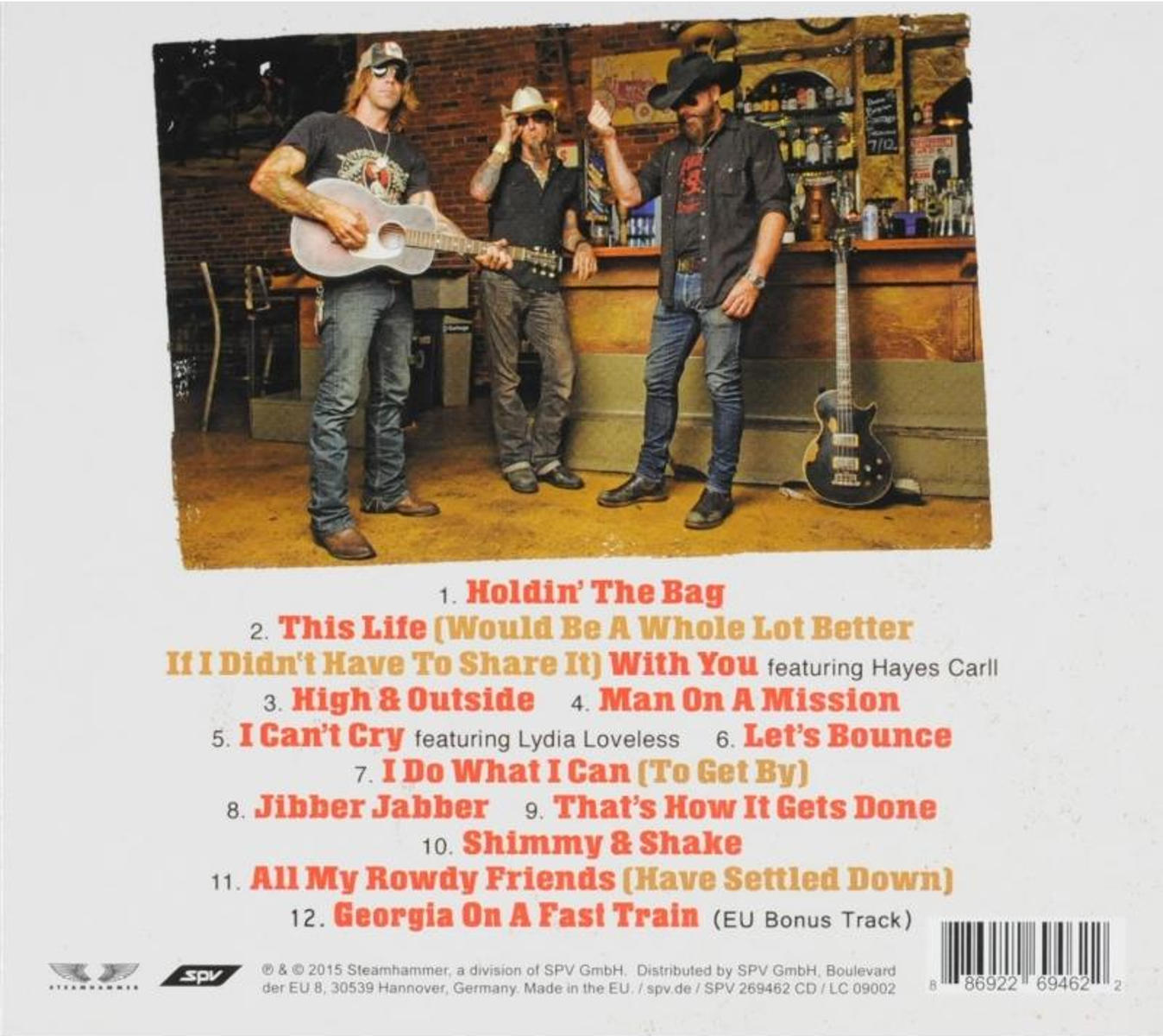 Rückseite einer CD-Hülle mit Band- und Albumname und Titelliste. Im Hintergrund sind drei Männer zu sehen.