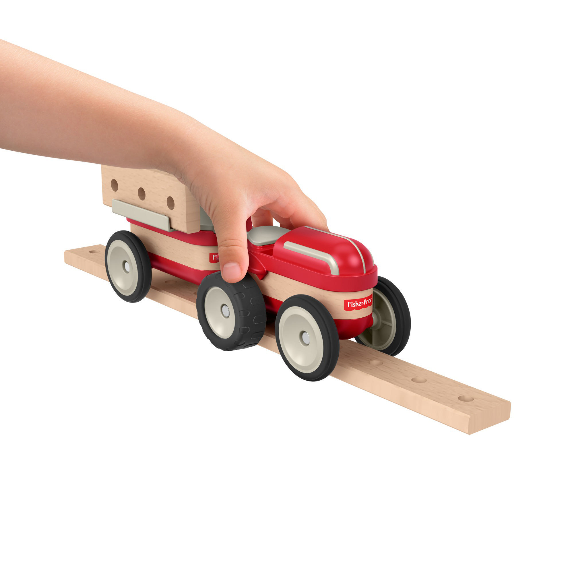 Kinderhand schiebt ein rotes und beiges Holzspielzeugauto auf einer Holzstrecke.