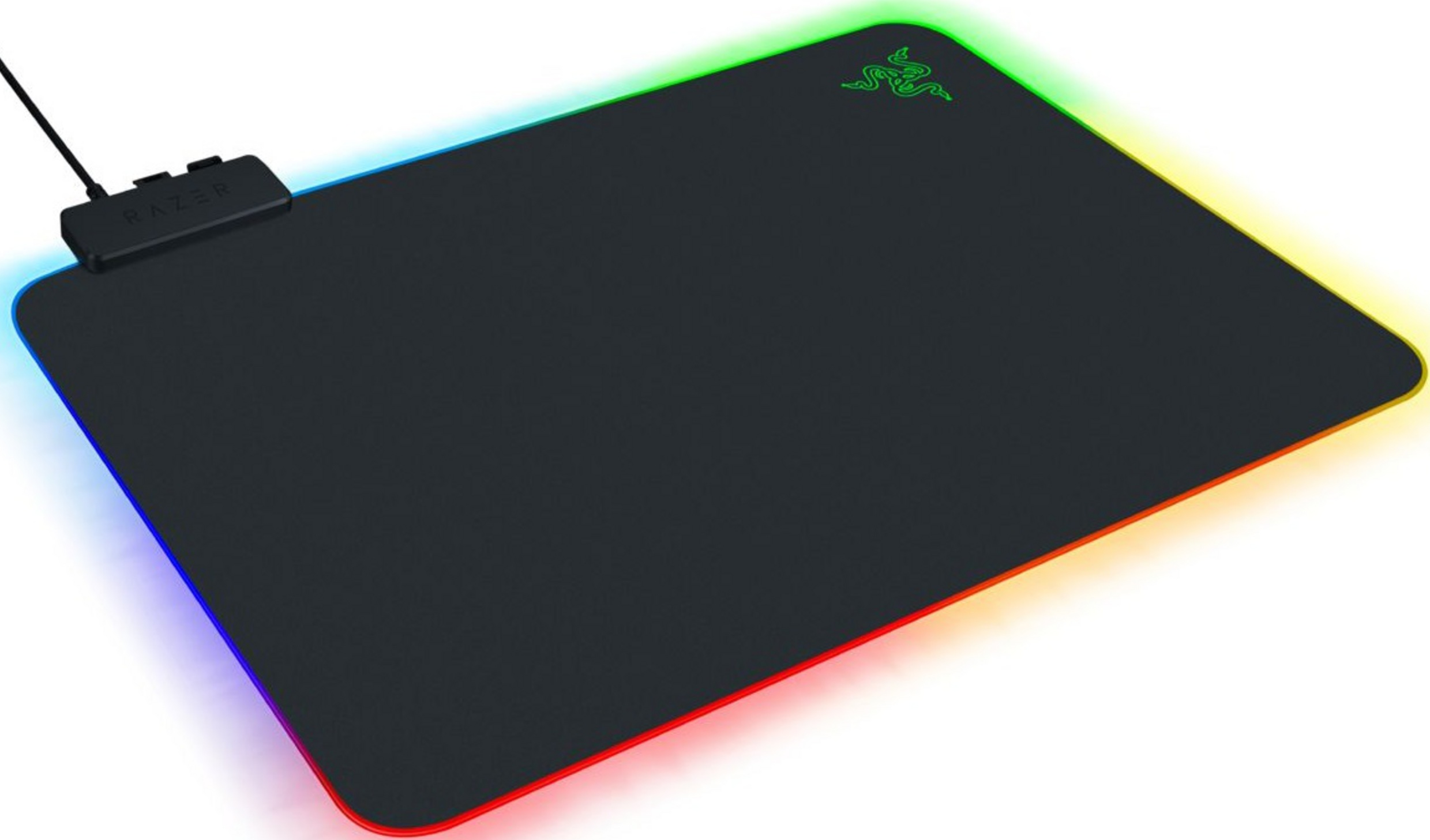 Tapis de souris de jeu noir avec éclairage RVB sur les bords. Le logo RAZER est visible.