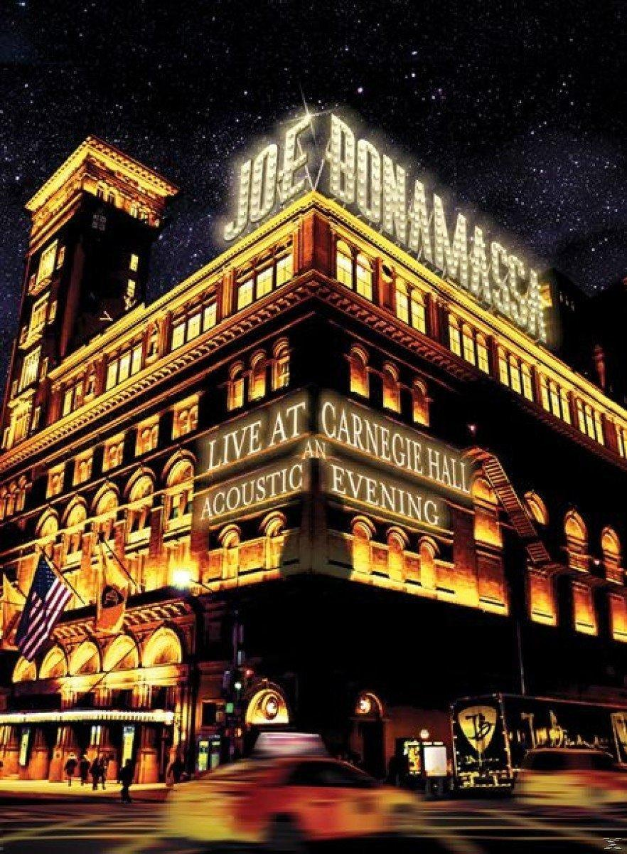 Carnegie Hall éjjel. Az épületet a 'Joe Bonamassa' névvel világítják meg.