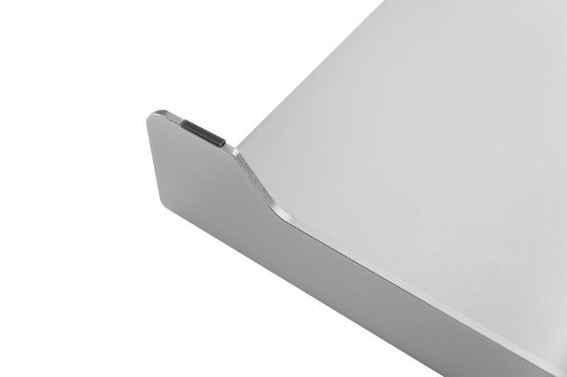 Ein teilweise sichtbarer silberner Metallständer mit einem schlanken, modernen Design.