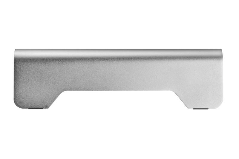 Silbernes, rechteckiges elektronisches Gerät, möglicherweise eine Soundbar, auf weißem Hintergrund.