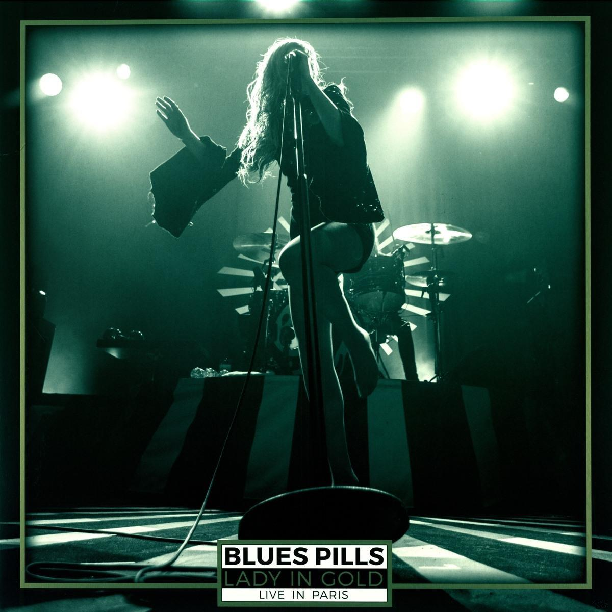 Blues Pills koncertfotó. Énekesnő a színpadon mikrofonnal. A zenekar tagjai a háttérben. Zöld tónusú kép.