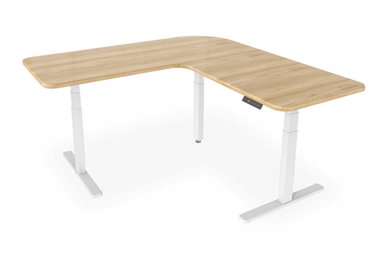 Ein L-förmiger Holzschreibtisch mit weißen Beinen. Es ist auf weißem Hintergrund.