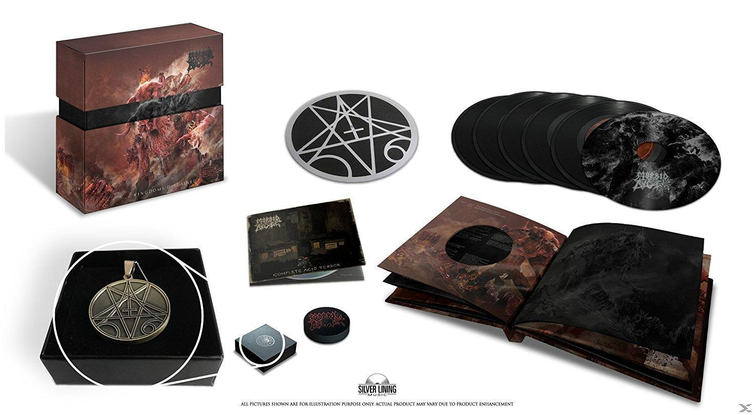 Egy zenei album box setje borítóval. Egy medál, alátét és bakelit lemezek is láthatók.