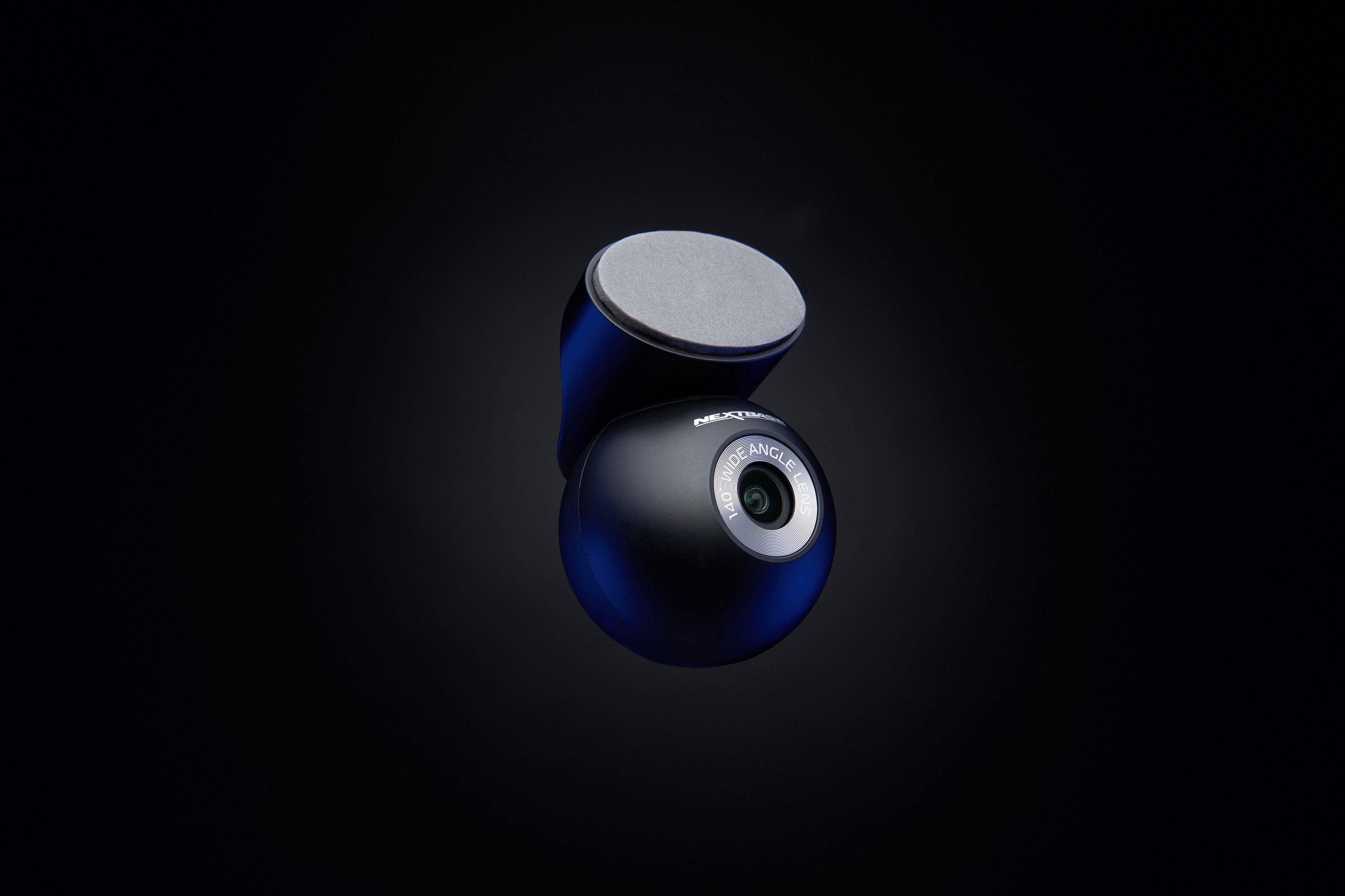 Caméra noire et bleue avec un design incurvé sur fond sombre.