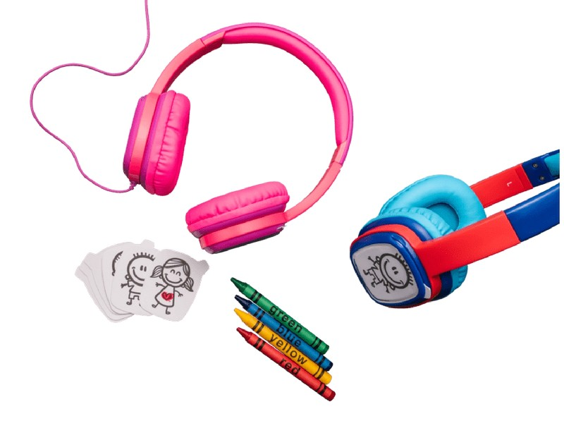 Rosa und blaue Kopfhörer mit Buntstiften und Kinderzeichnungen.