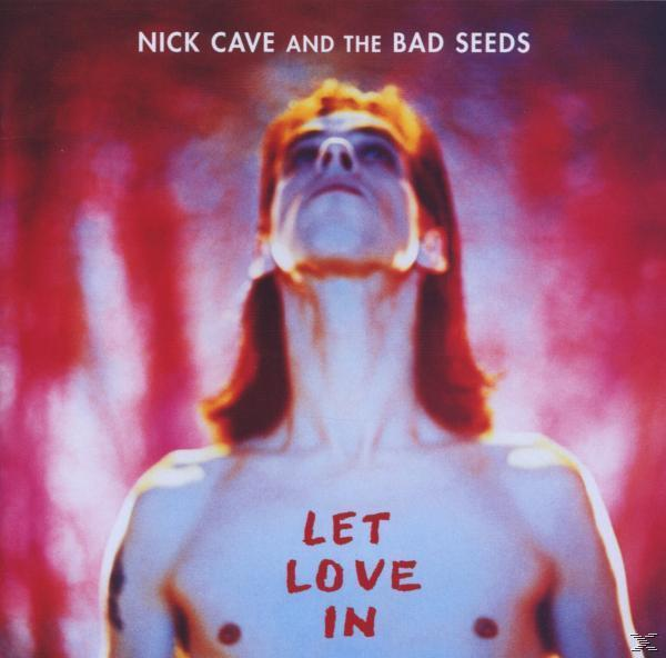 Album borító: Nick Cave, ing nélkül, 'Let Love In' a mellkasán, piros háttér.