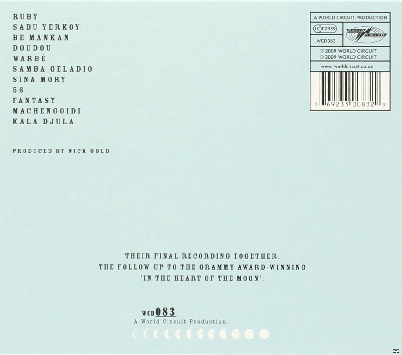 Album borítója számlistával, vonalkóddal és gyártási adatokkal. Kék háttér. A szöveg a 'World Circuit' és 'In The Heart of the Moon' szavakat tartalmazza.