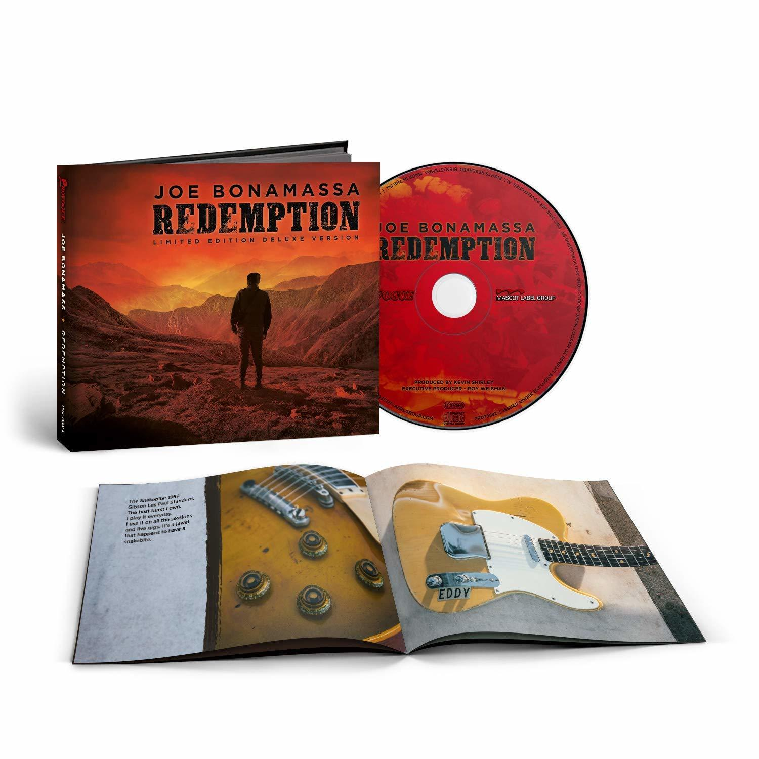 Album borítója és CD egy férfival, aki egy hegyen áll. A nyitott könyv gitárokat és dalszövegeket mutat.
