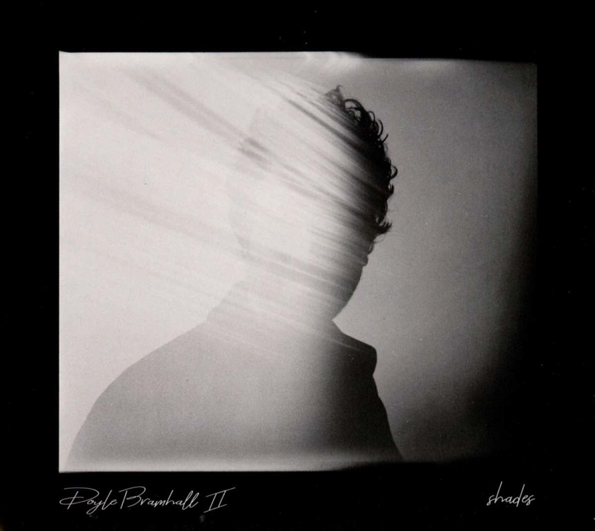 Album borítója egy személy sziluettjével, fénysugarakkal.