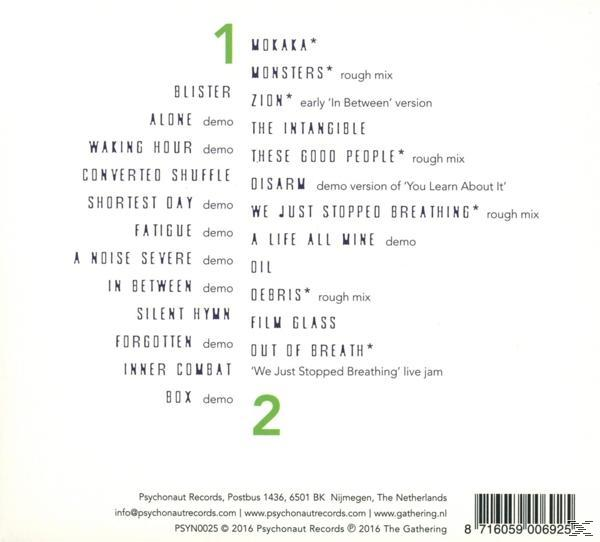 Trackliste mit Nummern 1 und 2, Bandnamen und Songtiteln. Unten sind Kontaktdaten und Barcode.