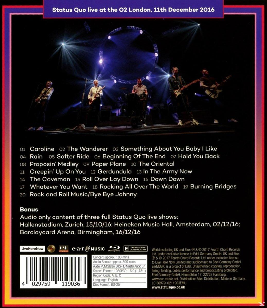 Rückseite einer Status Quo DVD-Hülle, Bandmitglieder auf der Bühne. Titelliste und Credits sind sichtbar.