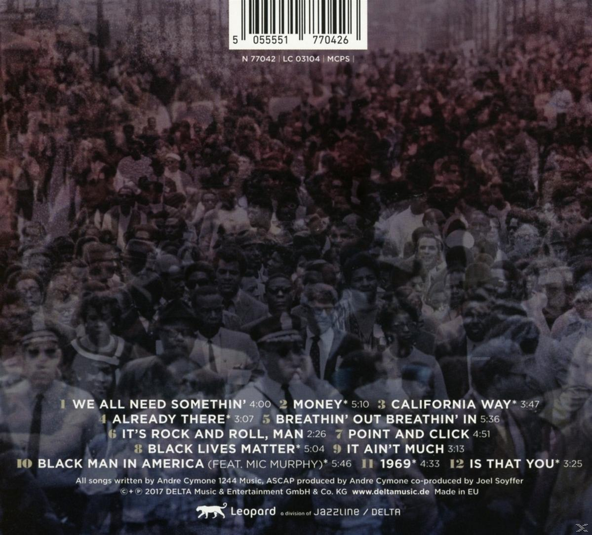 Rückseite einer Musik-CD mit Titelliste und Massenbild. Schwarz-Weiß-Foto von Menschen. Textüberlagerung.