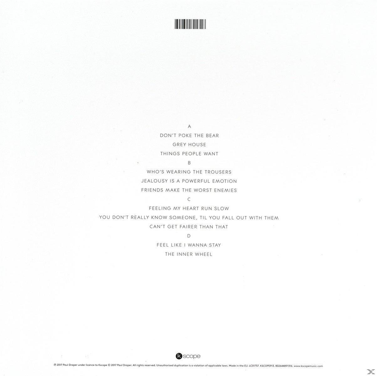 Titelliste des Albums auf weißem Hintergrund. Der Text enthält Songtitel und Künstlerinformationen.