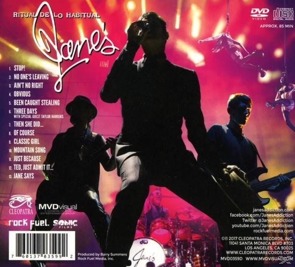 DVD-Cover mit Band auf der Bühne. Ein Sänger mit Mikrofon steht im Zentrum.