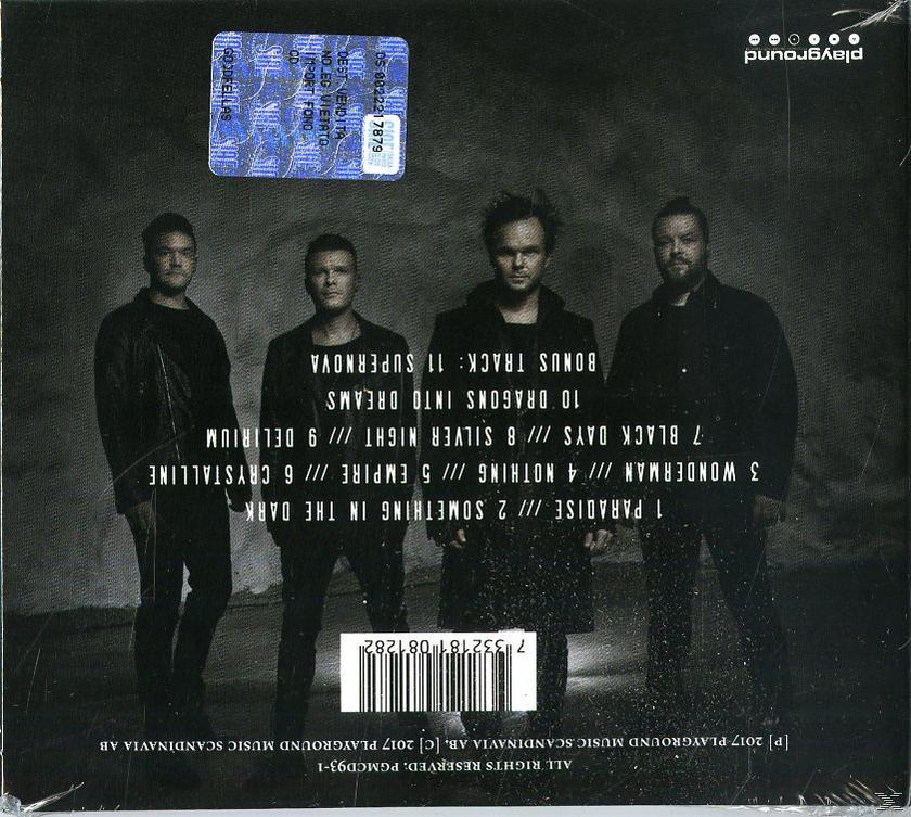 Rückseite einer CD-Hülle mit einem Foto von vier Männern und Text.