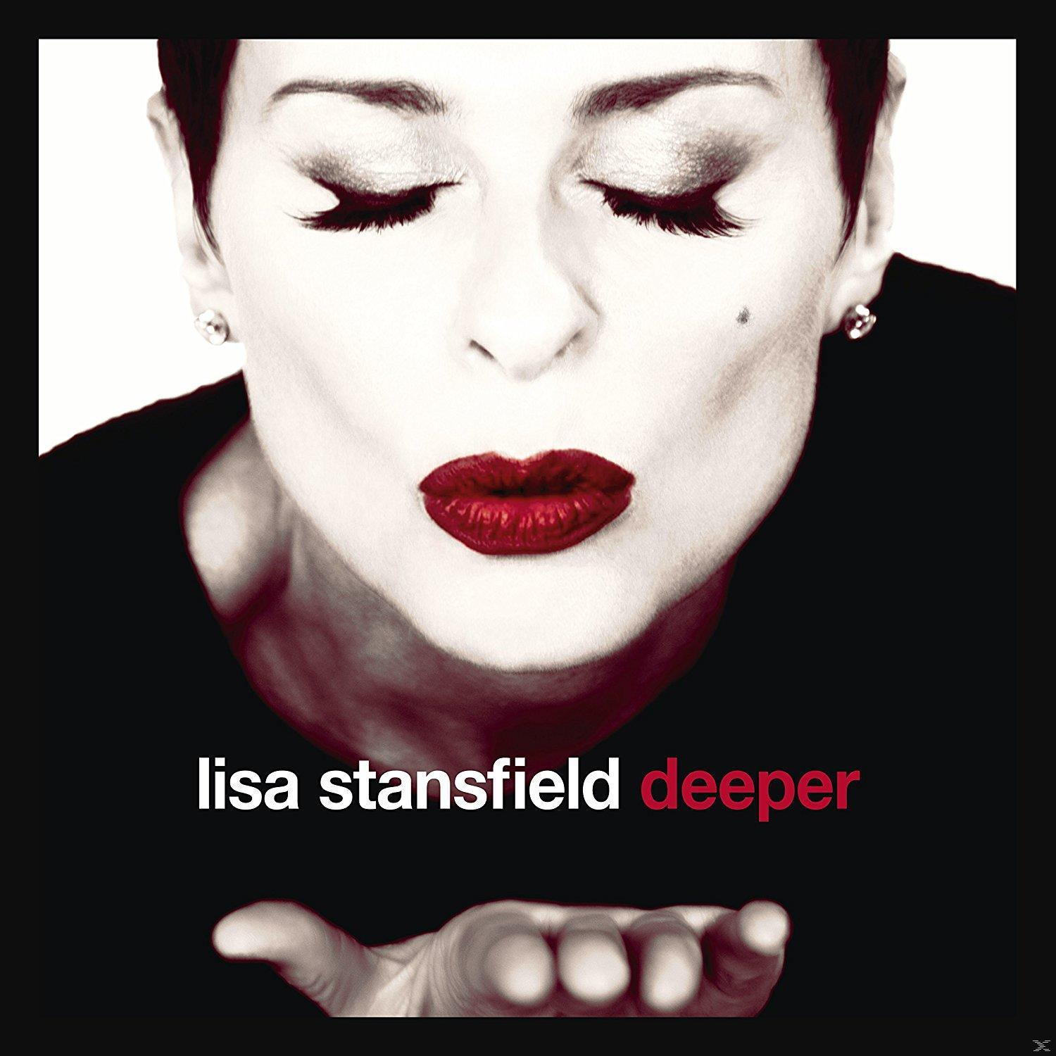 Lisa Stansfield albumhoes. Vrouw met rode lippen die een kus blaast. Zwarte top, witte tekst 'Lisa Stansfield deeper'.