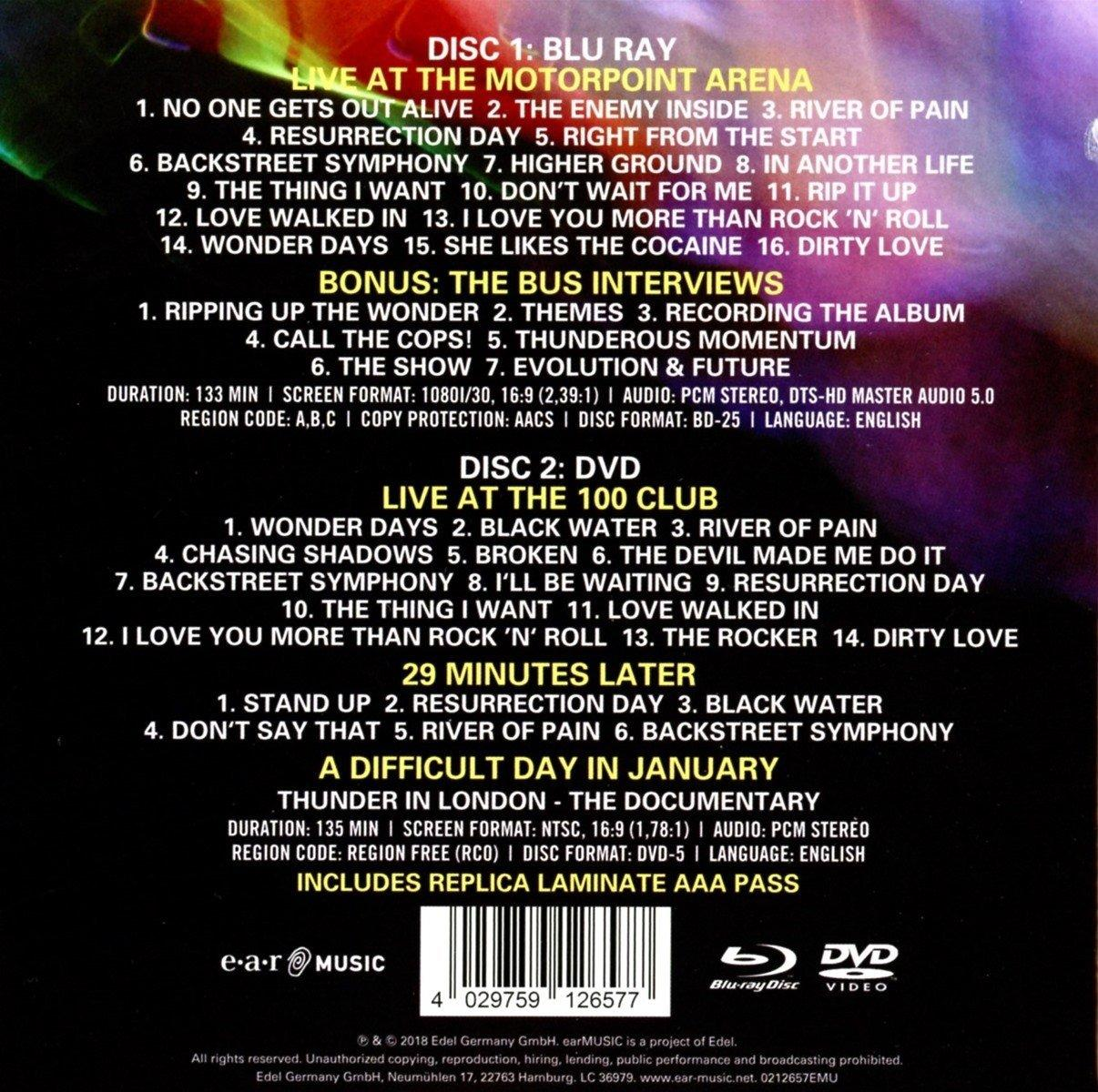 Ein DVD-Cover mit einer Liste von Songtiteln und einem blau-schwarzen Design.