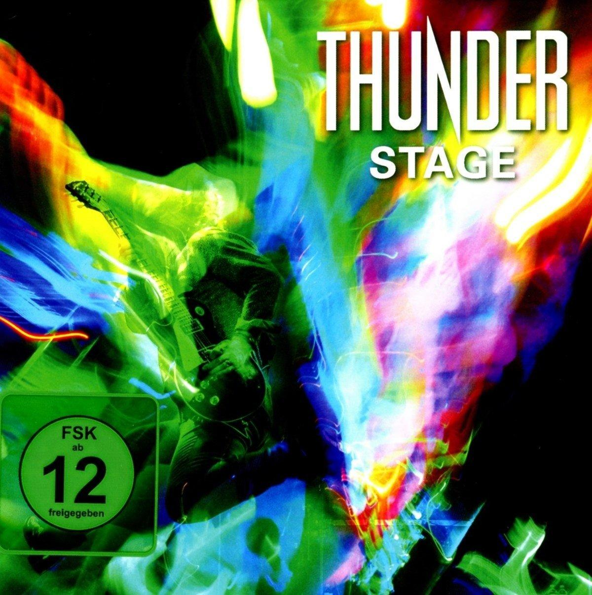 Albumcover mit einem Musiker auf der Bühne mit einem farbenfrohen, abstrakten Hintergrund.
