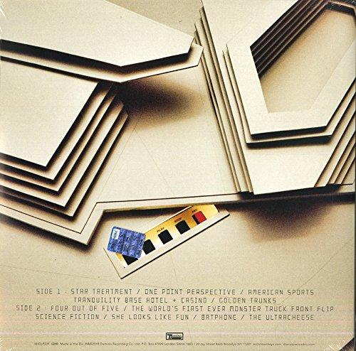 Een witte albumhoes met een geometrisch ontwerp en een tracklist.