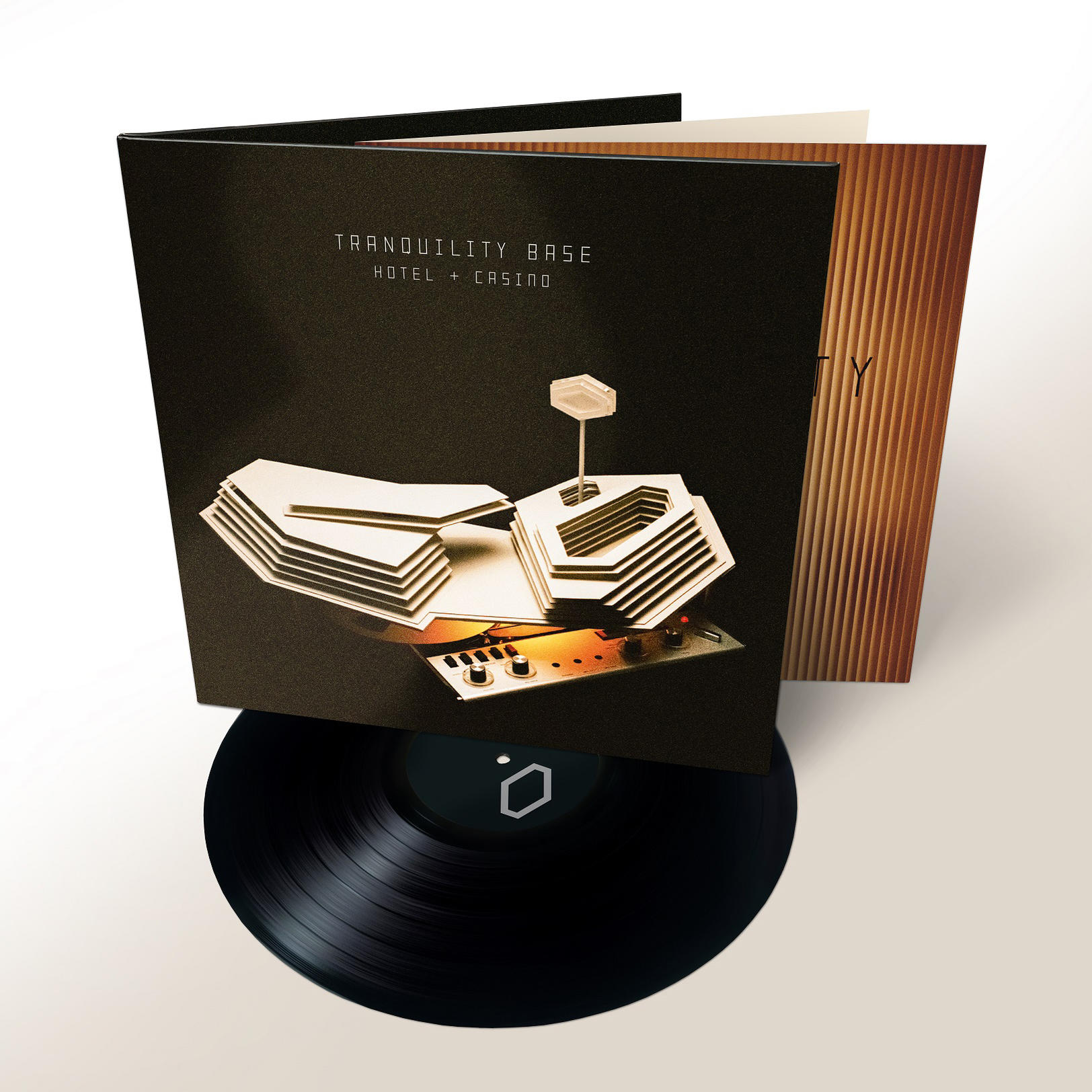 Ein Albumcover mit einer schwarzen Vinyl-Schallplatte im Inneren. Das Cover ist schwarz mit goldenen Designs.