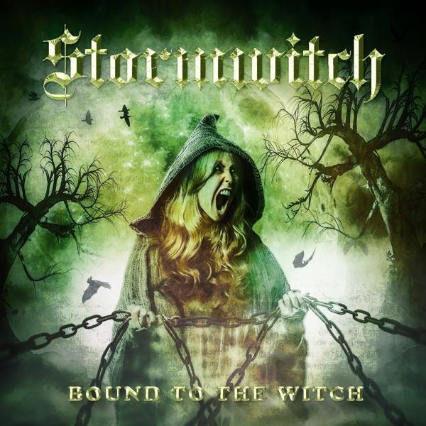 Albumcover mit Stonewitch. Eine Frau mit Kapuze, Ketten und dunklem Hintergrund.