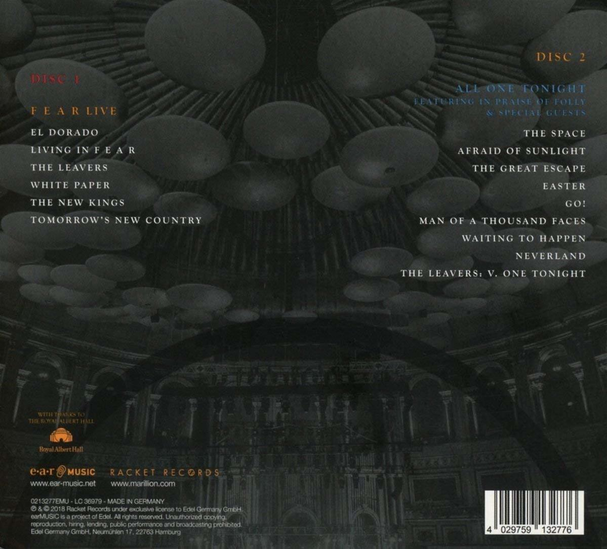 CD-Cover mit Titellisten und einem verschwommenen Hintergrund eines Gebäudeinneren mit Kugeln.