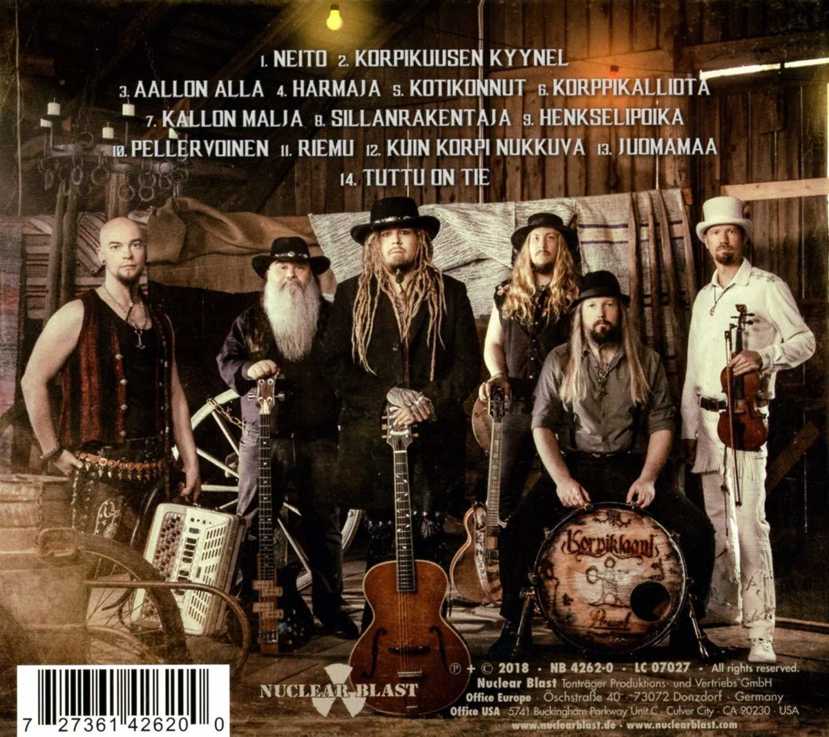 Bandfoto, Koripiklaani. 6 Personen in einer Band, mit Instrumenten. Dunkler Hintergrund.